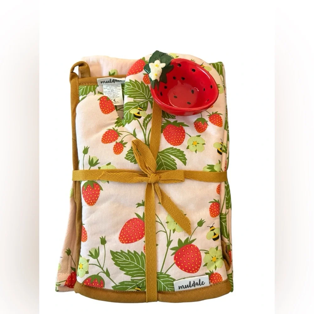 Muldale Oven Mitt and Kitchen Towel Set. Strawberry Dish and Pot Holders. - Picture 4 of 10
